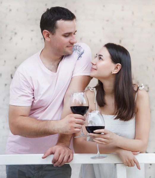 Bir bardak kırmızı şarap zevk çift — Stok fotoğraf