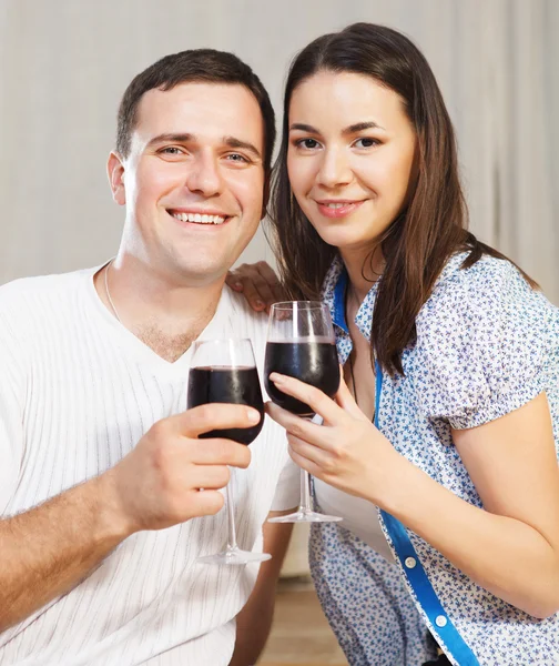 Casal desfrutando de um copo de vinho tinto — Fotografia de Stock