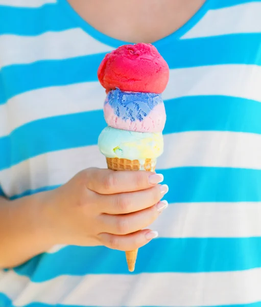 Gros plan du cône de crème glacée dans la main de la femme — Photo