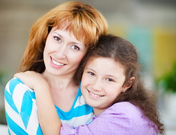 Portret van een gelukkige moeder en haar dochtertje — Stockfoto