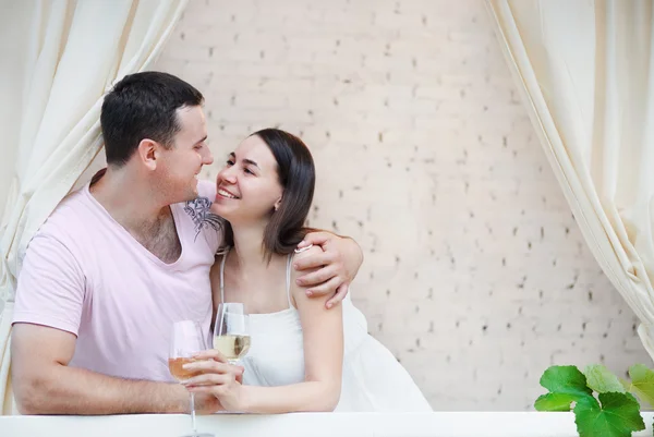 Casal desfrutando de um copo de vinho branco no terraço — Fotografia de Stock