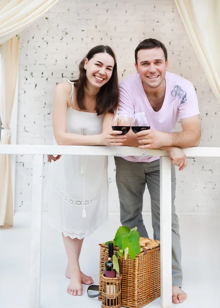 Pareja disfrutando de una copa de vino en la terraza — Foto de Stock