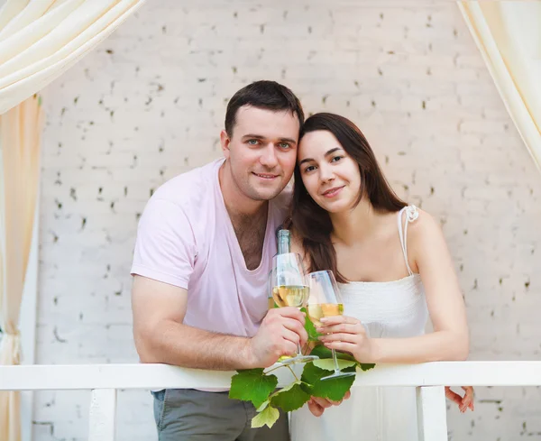 Casal desfrutando de um copo de vinho branco — Fotografia de Stock
