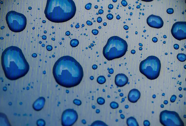 Gotas de agua sobre un fondo metálico —  Fotos de Stock