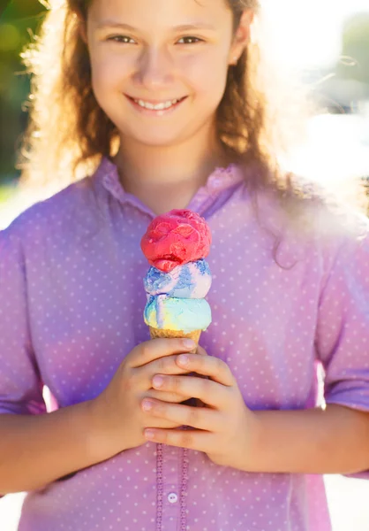 Schoolmeisje met rugzak glimlachen — Stockfoto