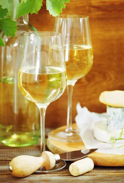 Bodegón con copas de vino blanco y chesse — Foto de Stock