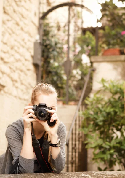 Mladý cestovatel žena hospodářství fotoaparát — Stock fotografie