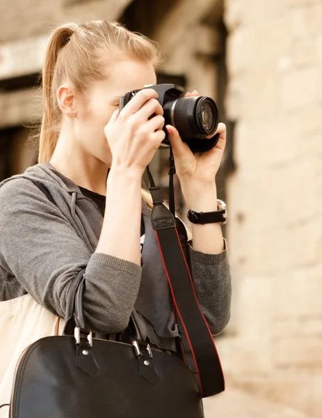 Jonge reiziger vrouw bedrijf camera — Stockfoto