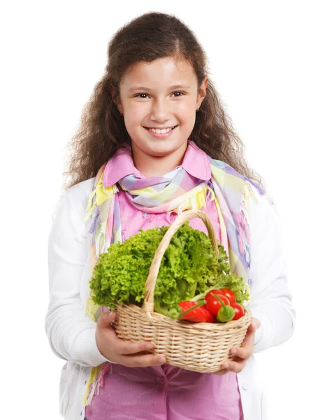 Sebze sepeti ile gülümseyen küçük kız — Stok fotoğraf