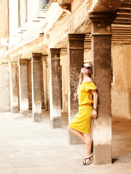 Hermosa mujer rubia en la calle del casco antiguo —  Fotos de Stock