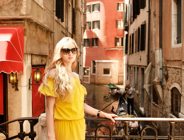 Vrouw op de straat van de Venetië — Stockfoto