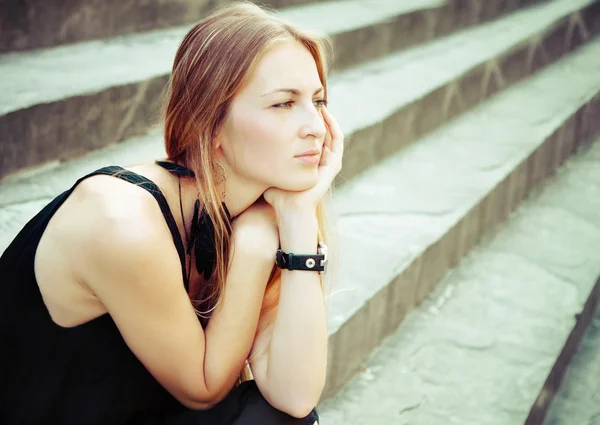 Portret van de mooie blonde vrouw op de trap — Stockfoto