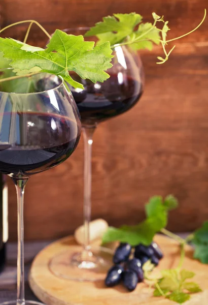 Zátiší s brýlemi červeného vína — Stock fotografie