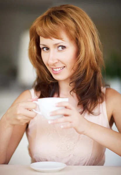 Sorrindo mulher bebendo café — Fotografia de Stock