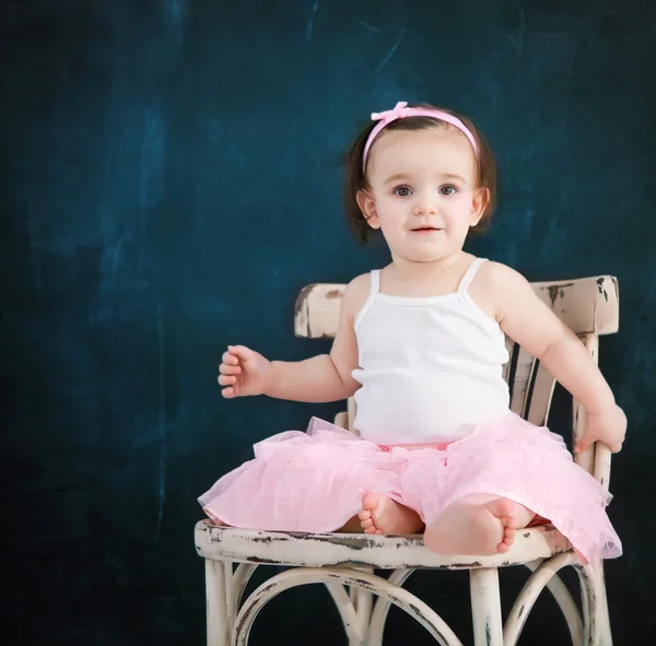 Retrato do bebê de um ano usando terno de balé — Fotografia de Stock