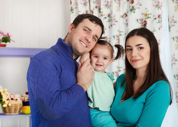 Lachende en gelukkige familie met een jaar oud meisje van de baby — Stockfoto