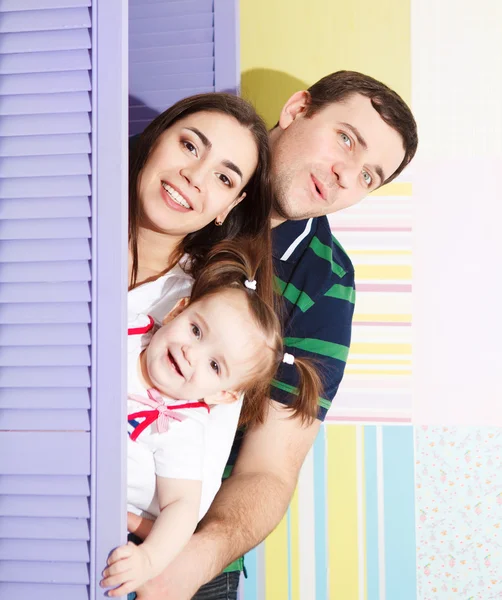Lachende en gelukkige familie met een jaar oud meisje van de baby — Stockfoto