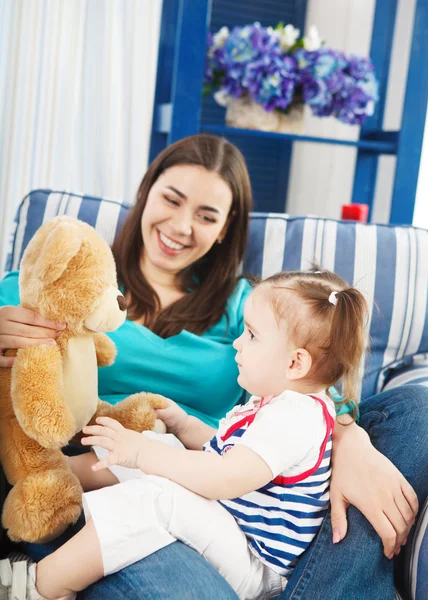 Lachende en gelukkige familie met een jaar oud meisje van de baby — Stockfoto