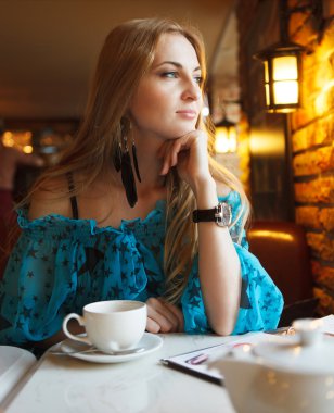 gülümseyen içme içmek kadın kahve