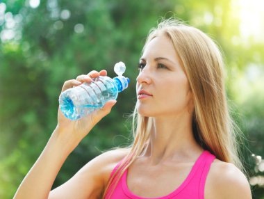 kadın fitness egzersiz sonrası su içme