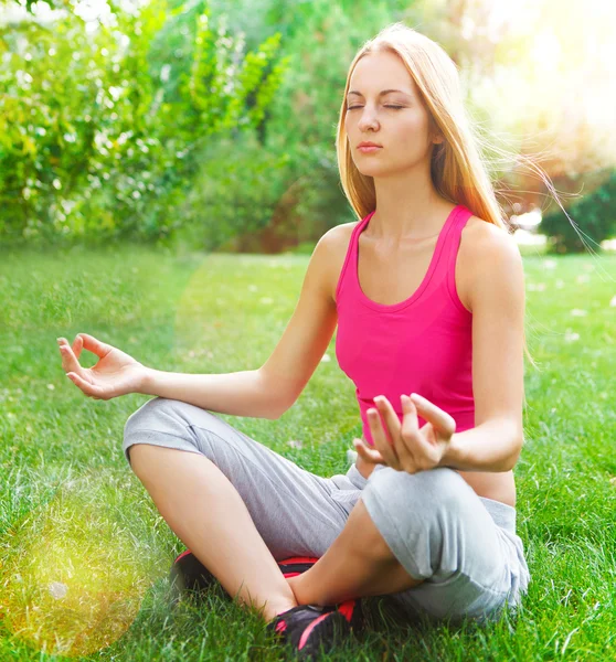 Genç kadın yaz Park yoga yaparken — Stok fotoğraf