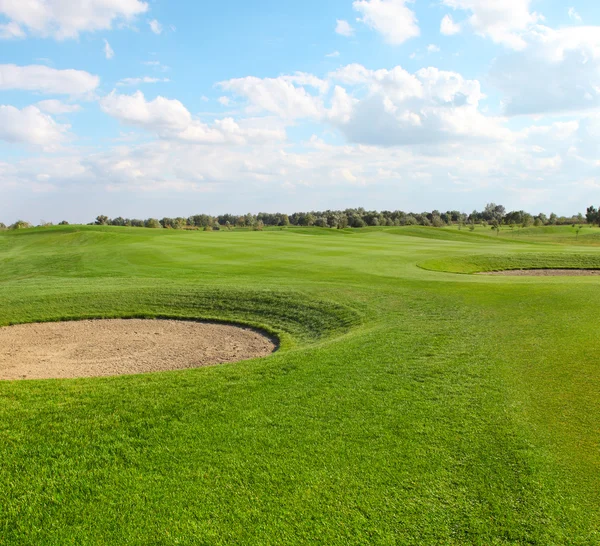 Vihreä golfkenttä — kuvapankkivalokuva