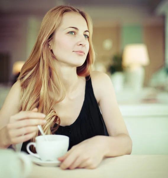 Donna sorridente che beve caffè — Foto Stock