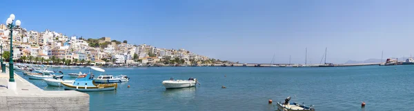 Baía do mar com barcos ancorados. Passeio na cidade mediterrânea Sitia — Fotografia de Stock