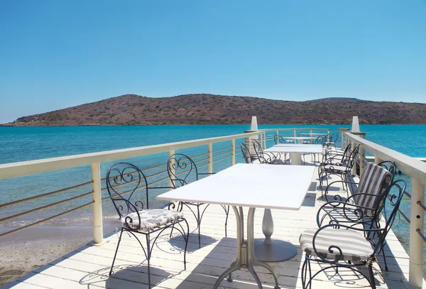 Cafenea cu dig în aer liber. Elounda, Creta — Fotografie, imagine de stoc