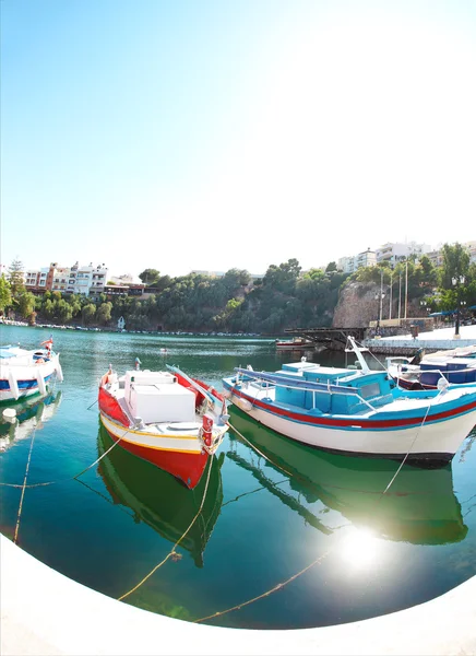 Båtar på sjön voulismeni i agios nikolaos. Kreta — Stockfoto