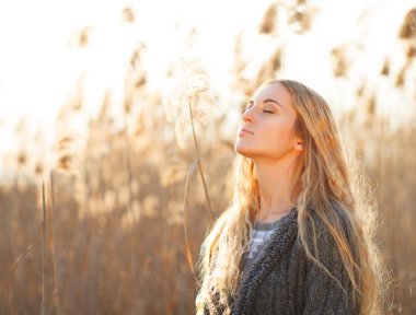 açık havada rahatlatıcı bir gülümseyen bir portre sarışın kadın