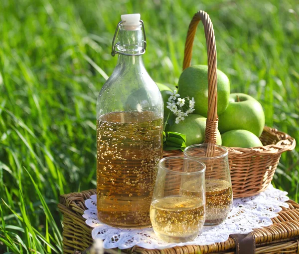 Jablečný nápoj venku — Stock fotografie
