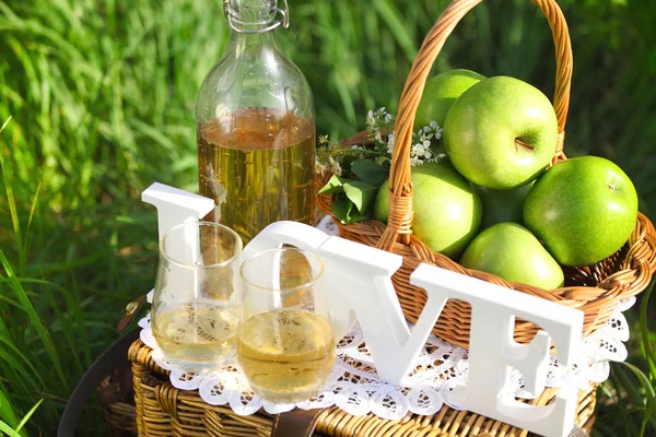 Apple drankje buitenshuis — Stockfoto