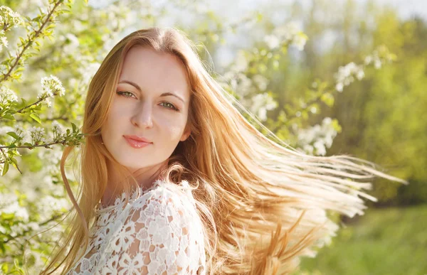 Schöne blonde Frau genießt den Frühlingstag — Stockfoto