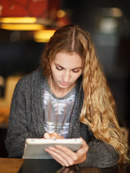 Young woman with touch screen tablet computer — Stock Photo, Image