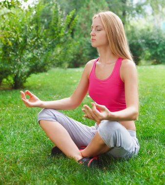Yoga yaparken çekici genç kadın