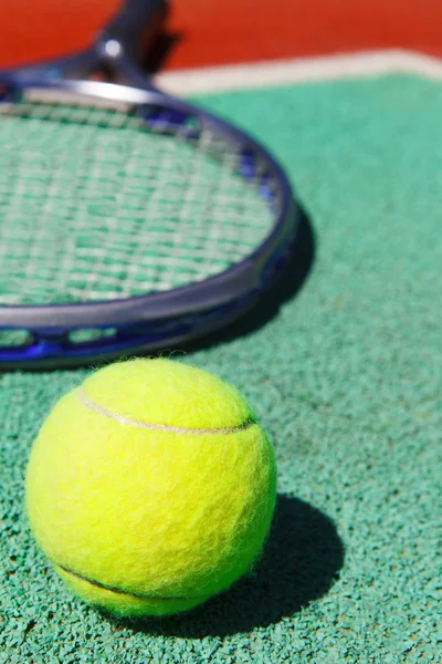 Close up de raquete de tênis e bola — Fotografia de Stock