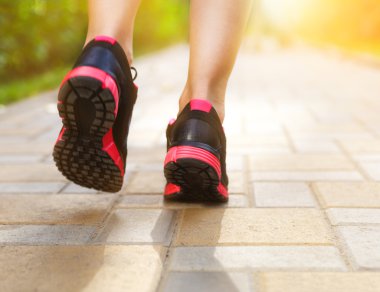 runner metre yol closeup ayakkabıları üzerinde çalışan