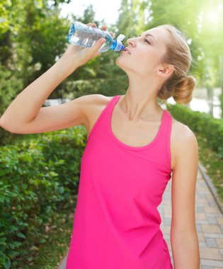 genç kadın fitness sonra su içme