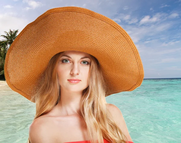 Portret van jonge mooie vrouw in hoed — Stockfoto