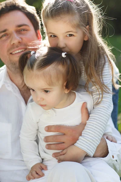 Glad ung pappa med två små döttrar — Stockfoto