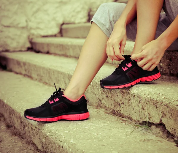 Koşu ayakkabıları koşu için hazırlanıyor çalışan kadına — Stok fotoğraf