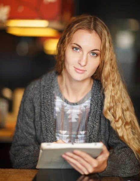 Kobieta z dotykowego ekranu komputera tablet w kawiarni — Zdjęcie stockowe