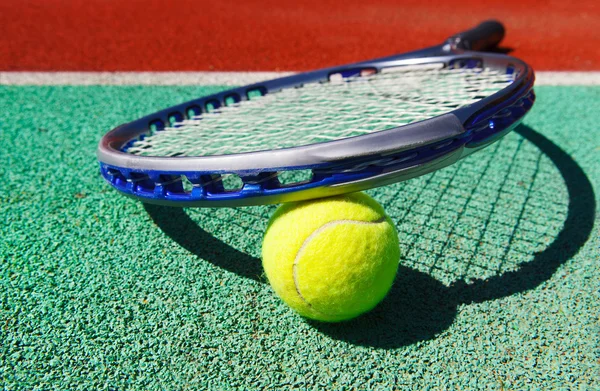 Detailní záběr tenisová raketa a míček. — Stock fotografie