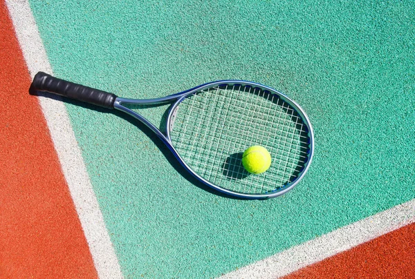 Close up de raquete de tênis e bola — Fotografia de Stock