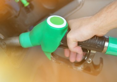 el araba ile benzin pompası sayesinde daha az tekrar su doldurma ișlemi