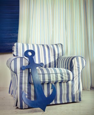 beyaz duvar ve zemin karşı bir klasik koltuk