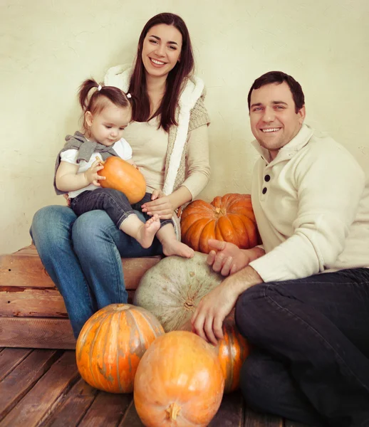 Lachende en gelukkige familie met een jaar oud meisje van de baby binnen — Stockfoto
