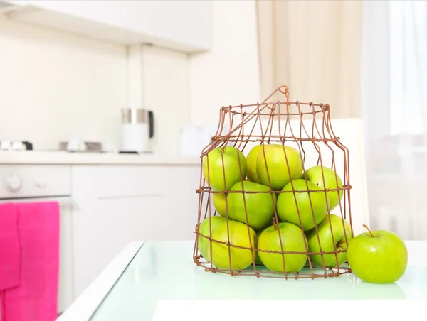 Maçãs verdes na cozinha branca — Fotografia de Stock