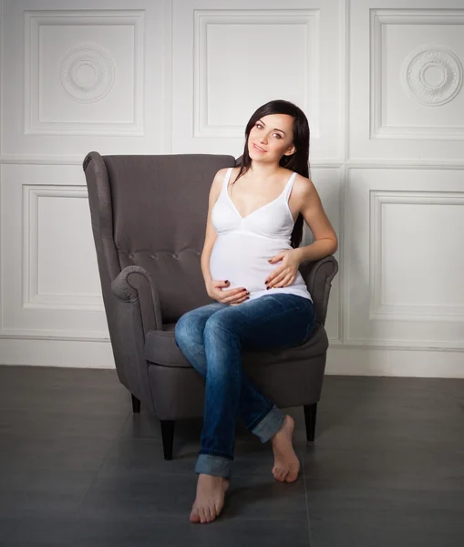 Felice giovane donna incinta — Foto Stock